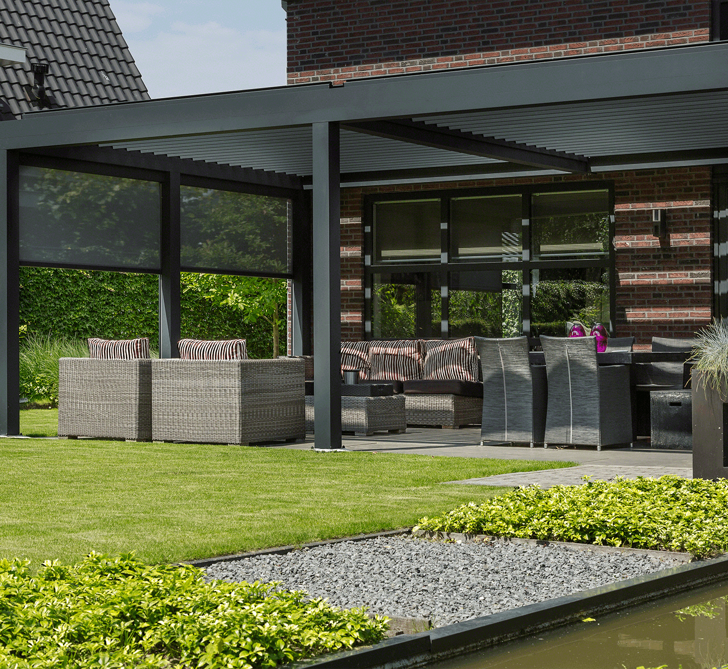 tuin met terras en terrasoverkapping