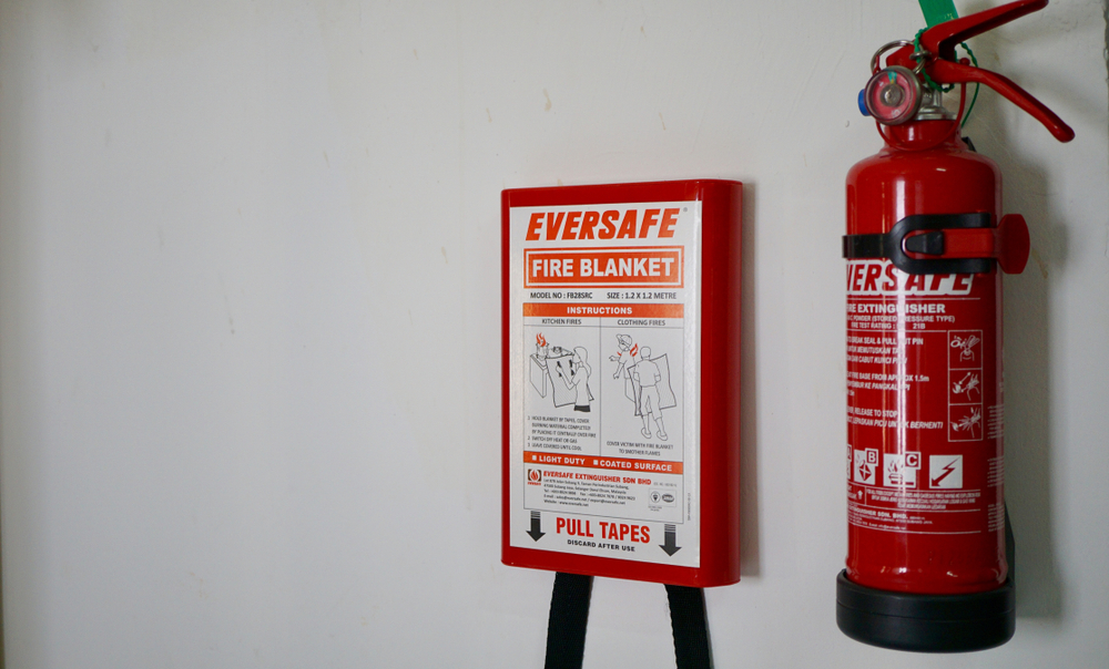 brandblusser en branddeken aan muur