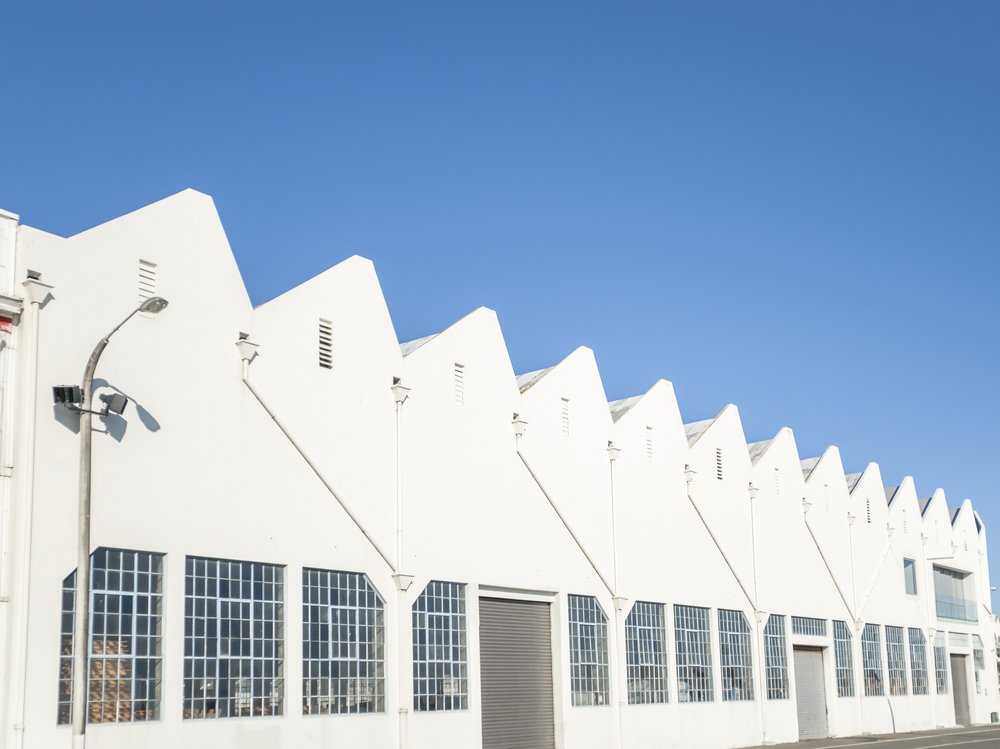 wit gebouw, blauwe lucht