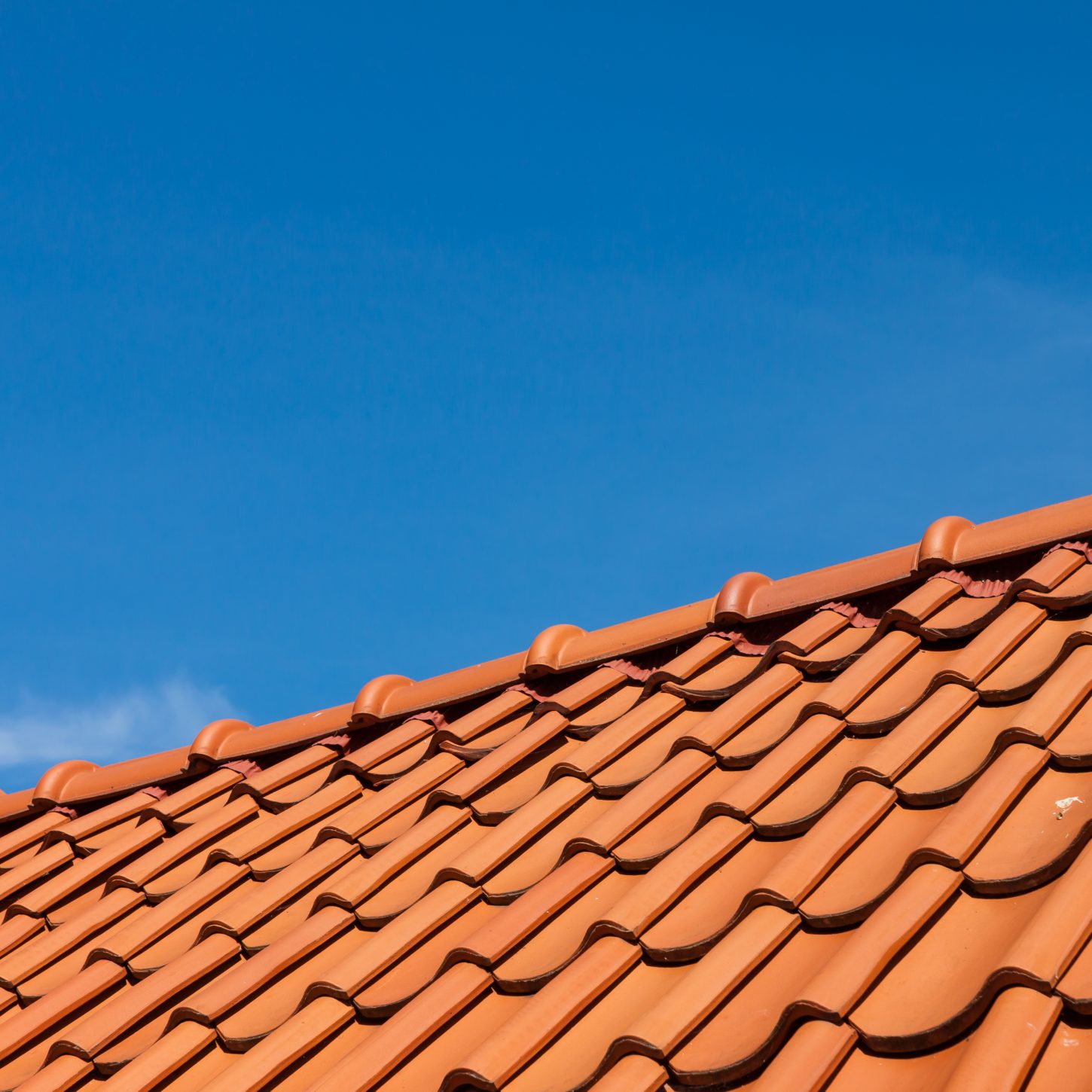 dak met oranje dakpannen, blauwe lucht