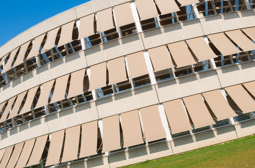 appartementsgebouw met gesloten zonneschermen