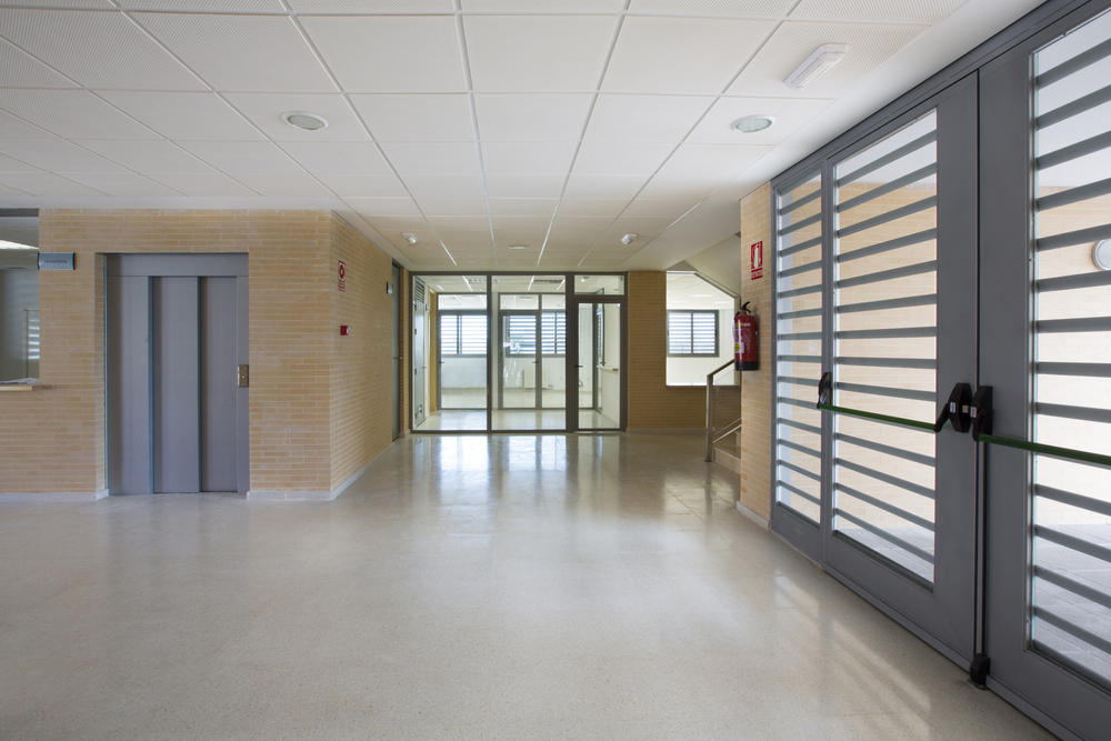 lege gang in schoolgebouw