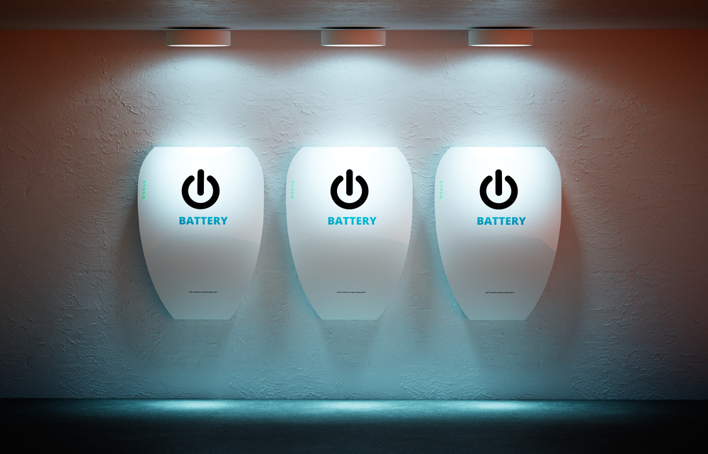 drie thuisbatterijen aan de muur