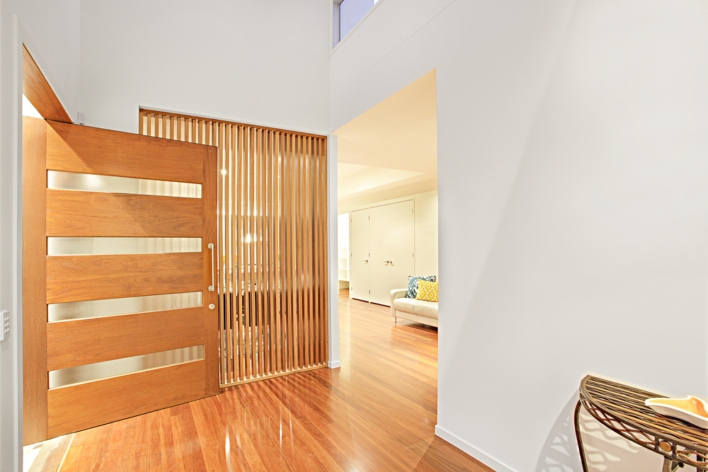 witte muren, ruimte, houten deuren