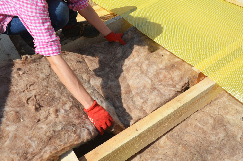 man werkt aan isolatie